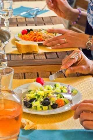 Service d'une salade en salle de restaurant