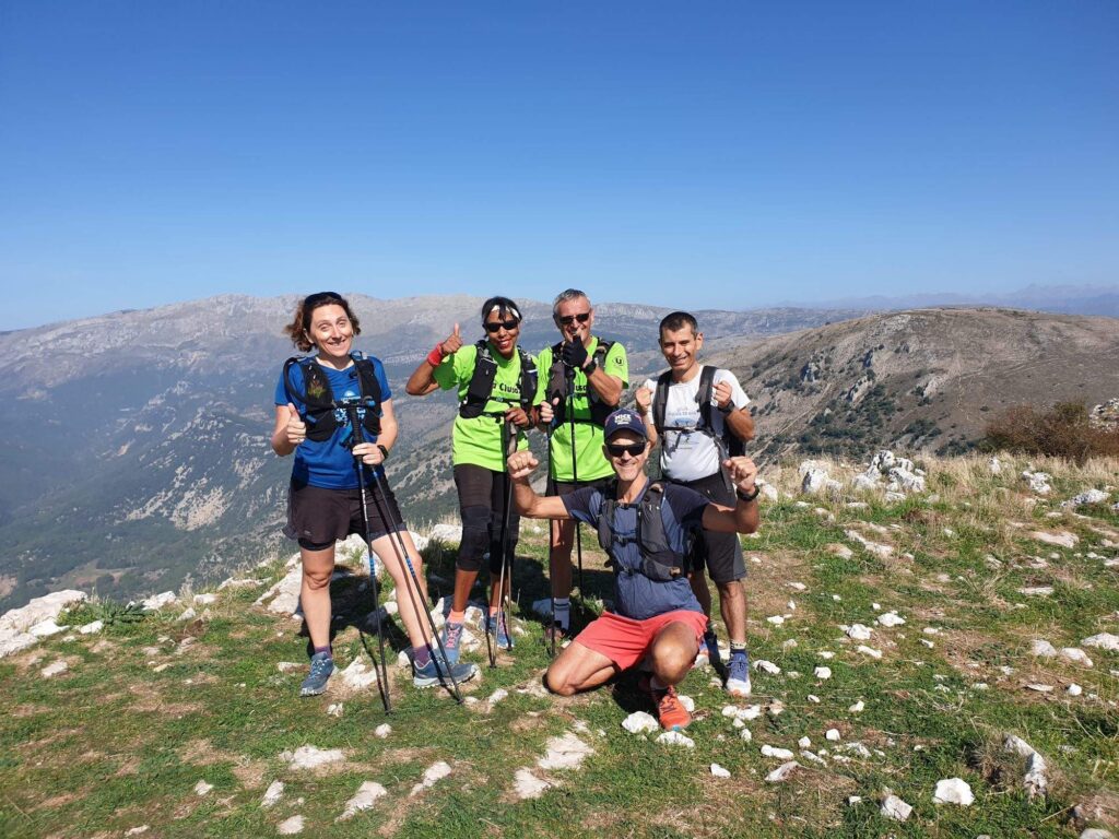 Groupe de trailers au sommet d'une montagne