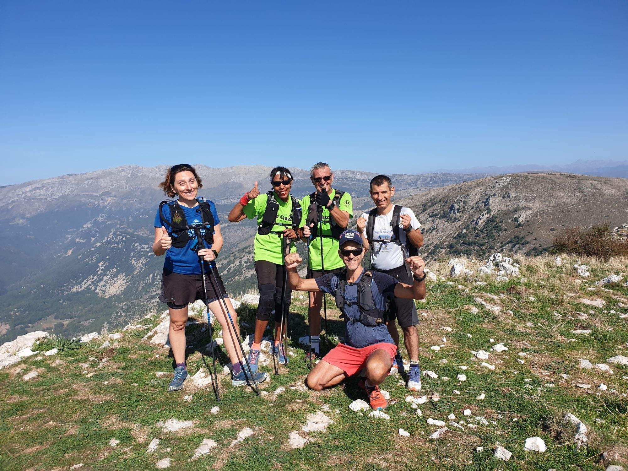 Groupe de trailers au sommet d'une montagne