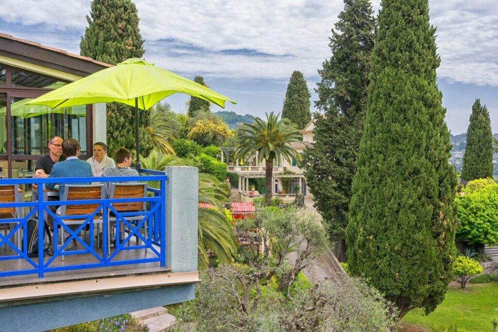 Terrasse ombragée avec parasol jaune