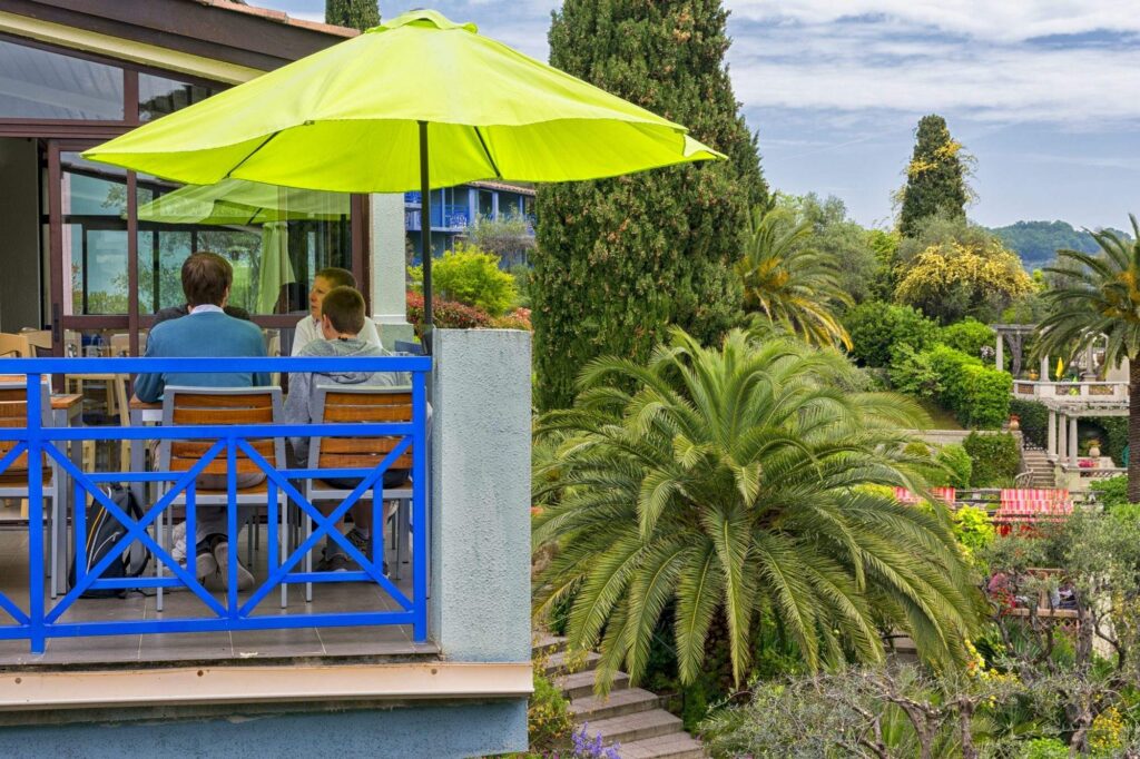 Terrasse avec parasol jaune et palmiers
