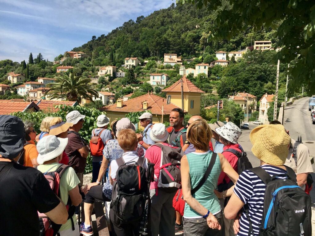 Groupe de touristes visitant un village