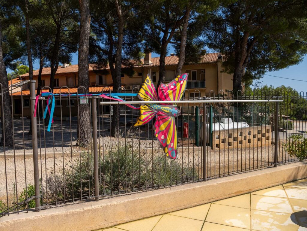 Décorations colorées près d'une terrasse ombragée