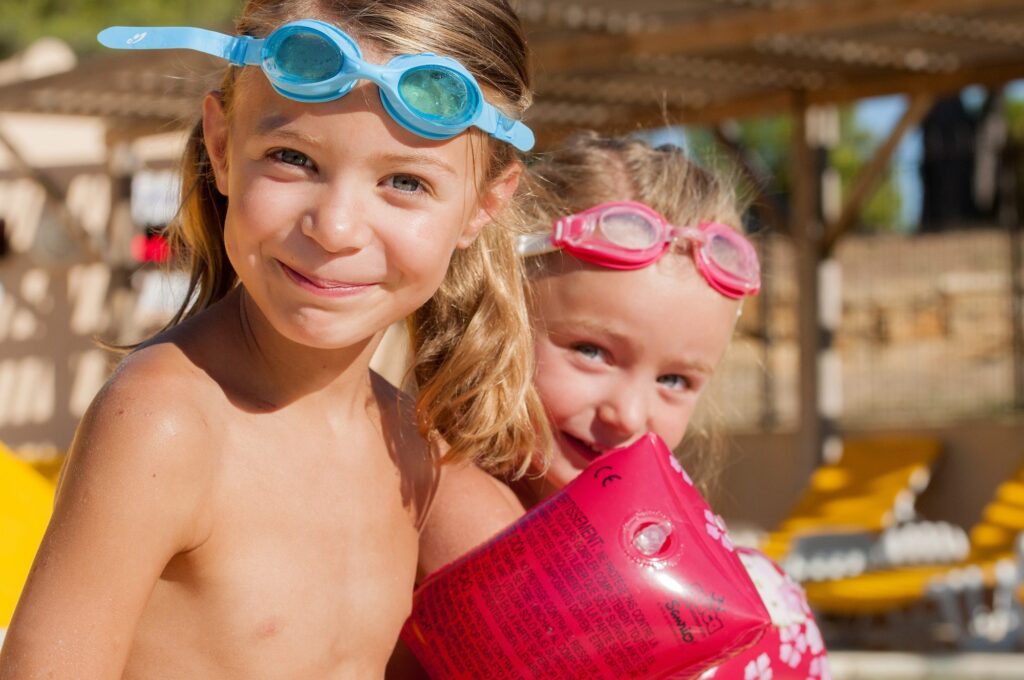 Deux fillettes avec lunettes de piscine