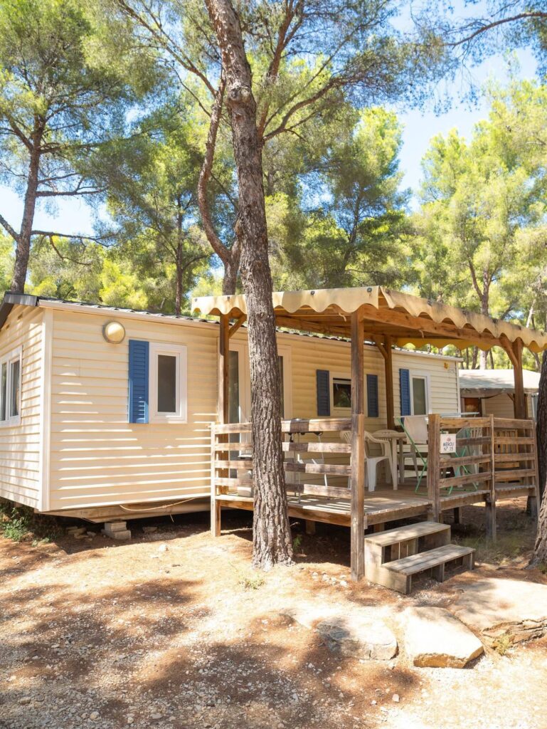 Mobil-home en bois avec terrasse