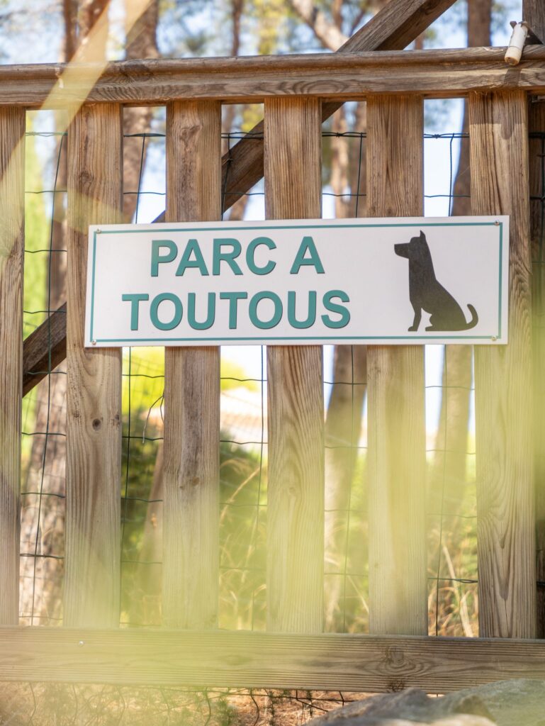 Panneau du parc à chiens