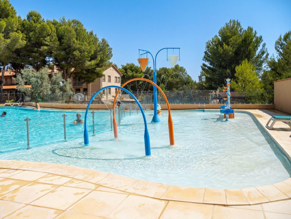 Bassin avec jeux d'eau pour enfants