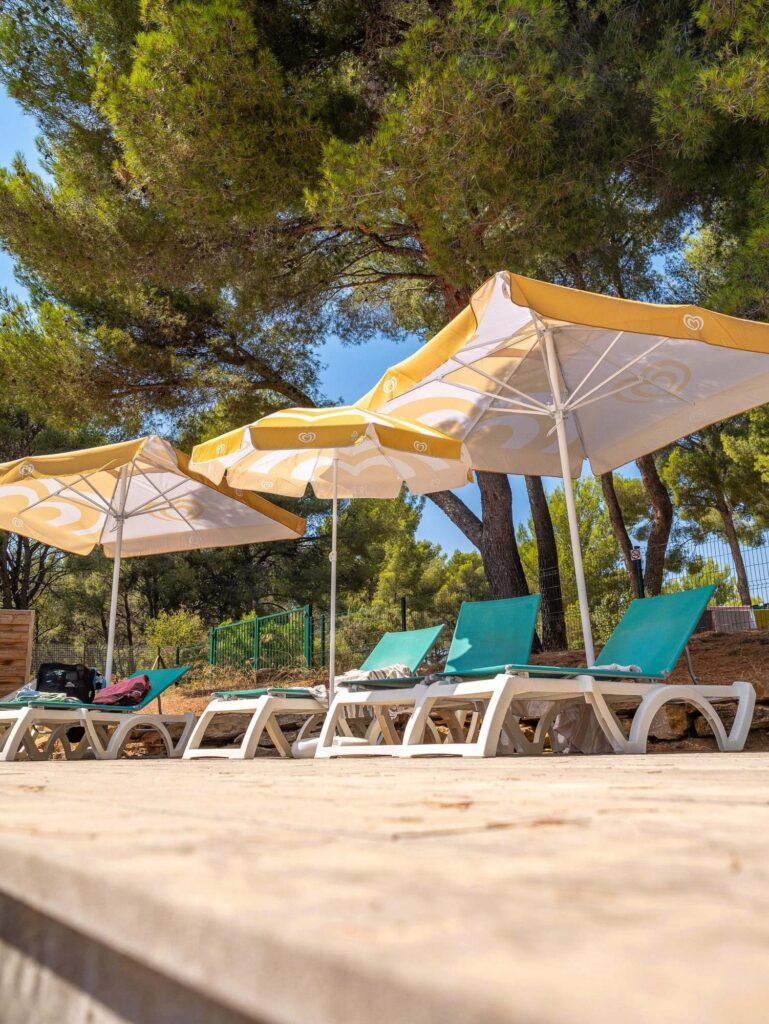 Transats et parasols au bord de la piscine