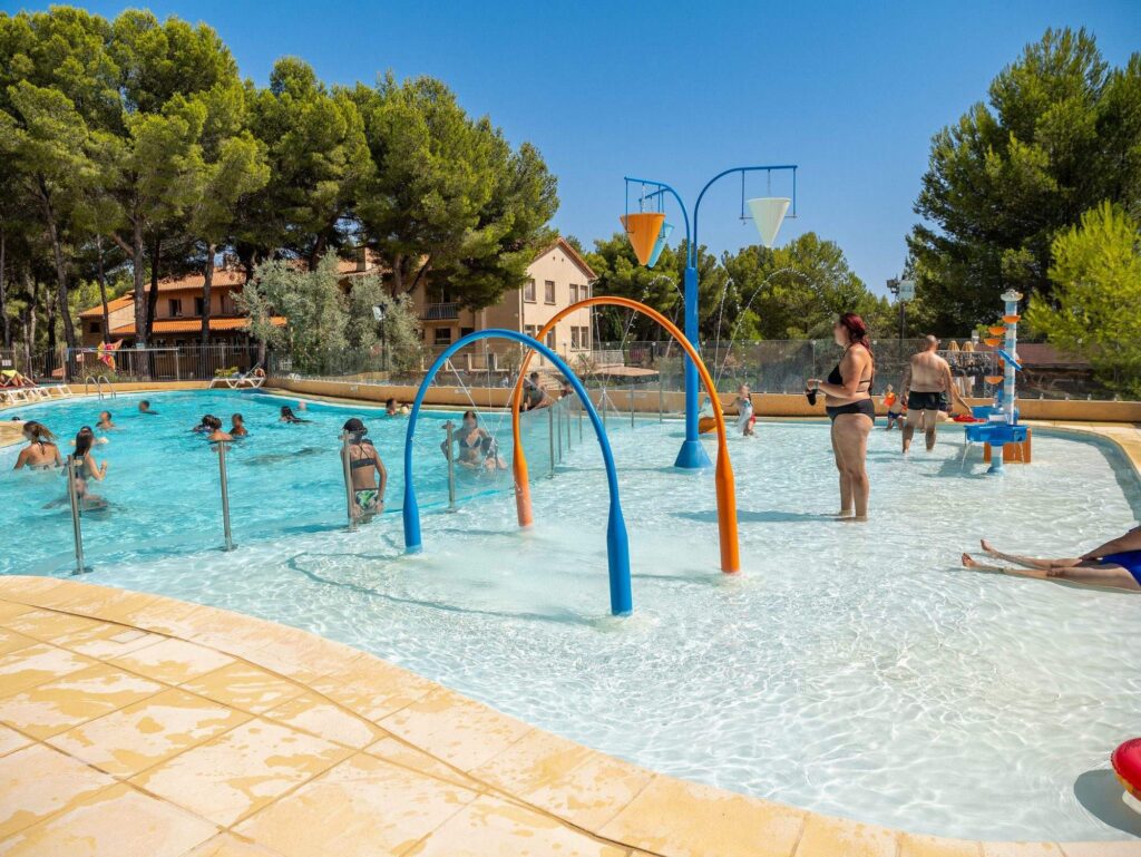 Piscine animée avec jeux d'eau