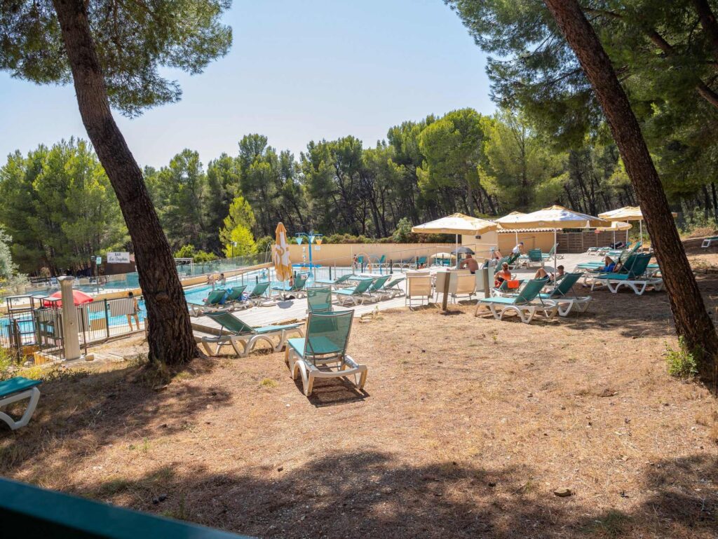 Espace transats ombragé près de la piscine