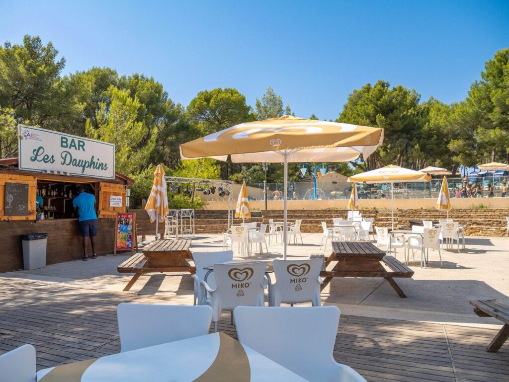 Bar extérieur avec tables et parasols
