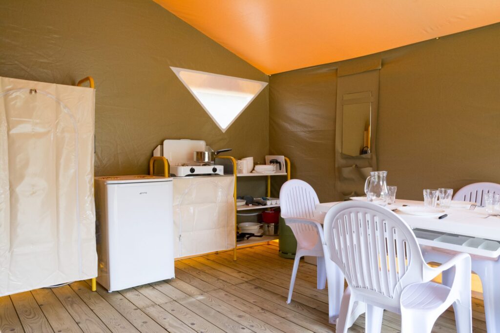 Intérieur d'un hébergement avec table dressée