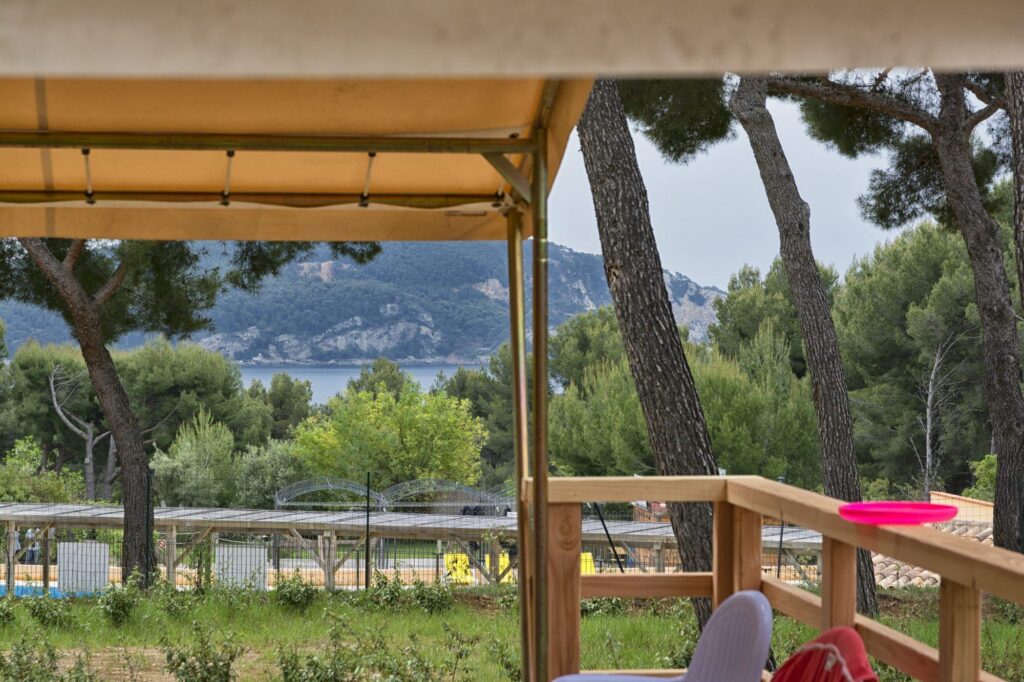 Terrasse couverte avec vue sur les collines