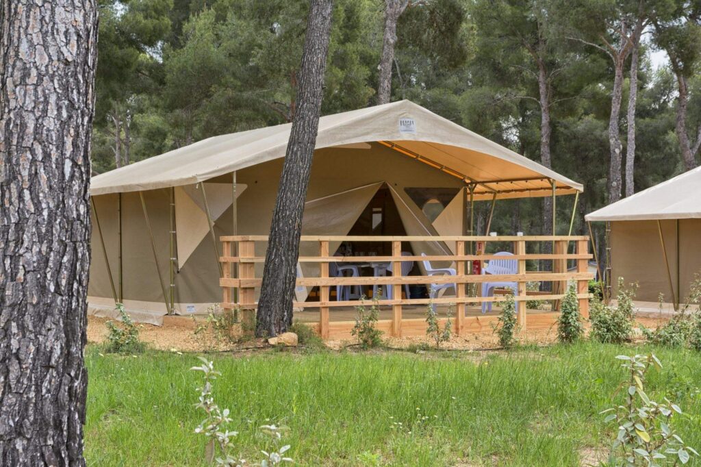 Tente lodge en toile dans un cadre naturel