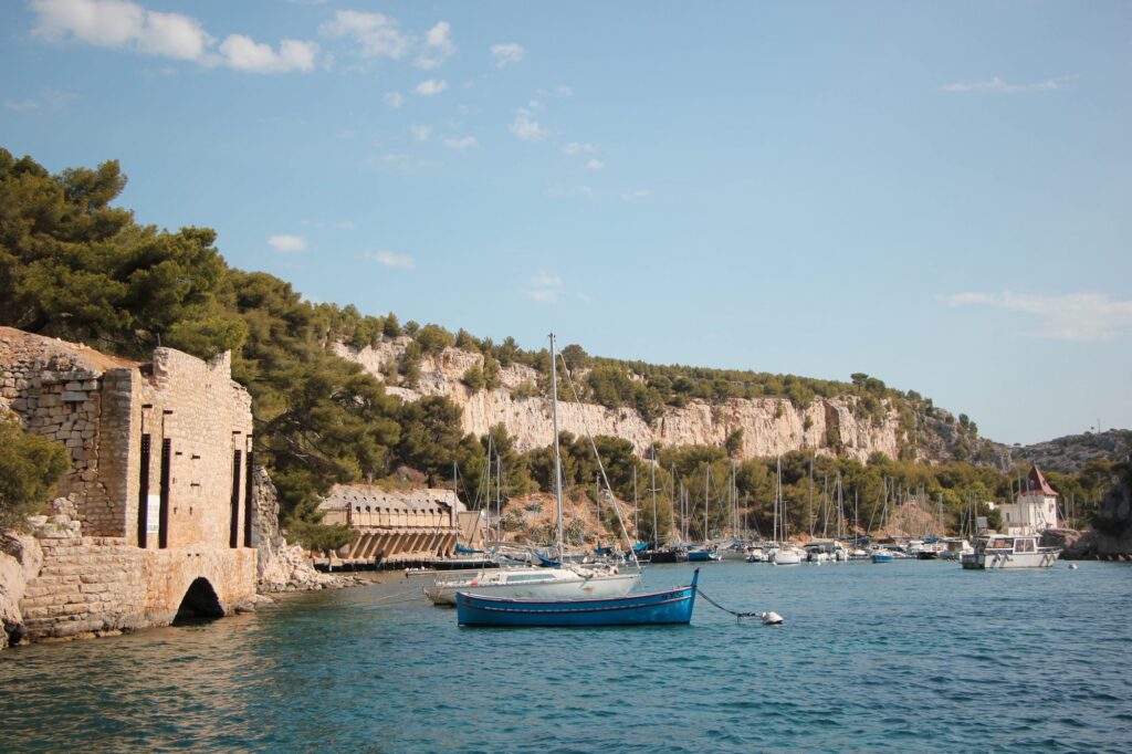 Bateau amarré près d'un fort côtier