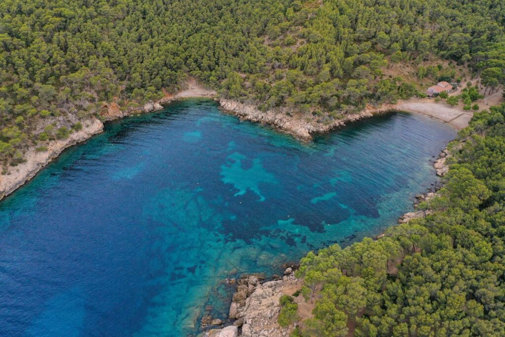 Crique aux eaux turquoise vue du ciel