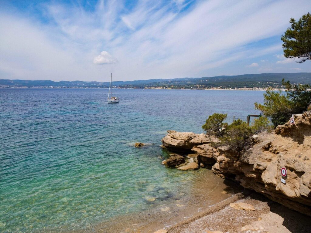 Littoral rocheux aux eaux turquoise