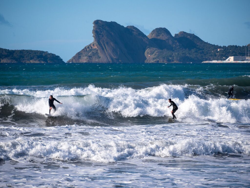 Surfeurs dans les vagues
