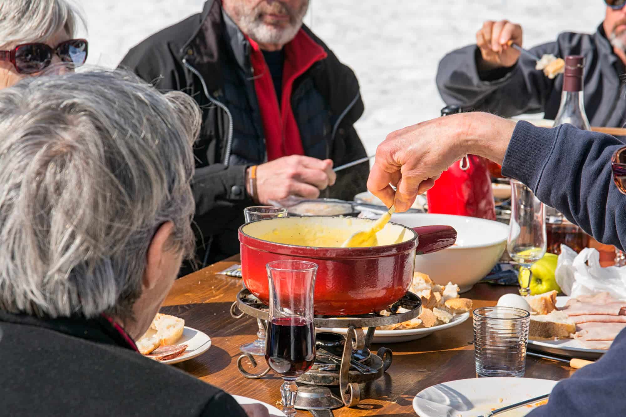 Fondue savoyarde après une randonnée raquettes 🫕- AEC Vacances