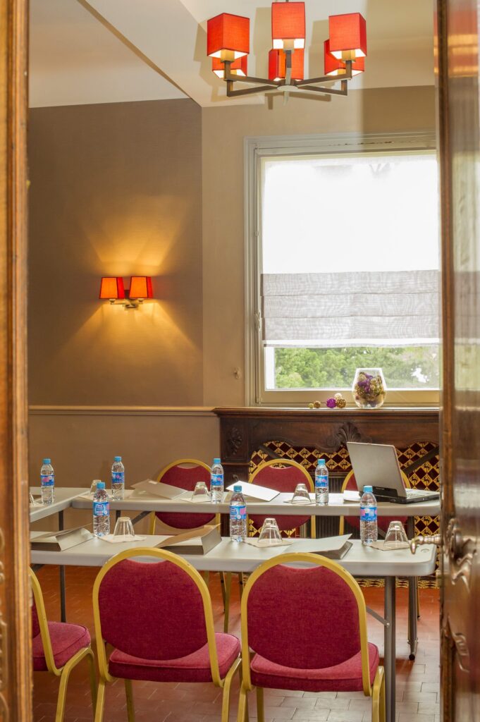 Salle de réunion dressée pour un séminaire