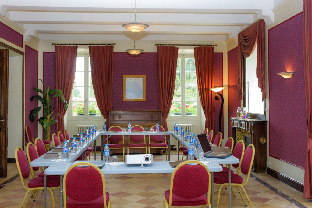 Salle de conférence aux sièges rouges