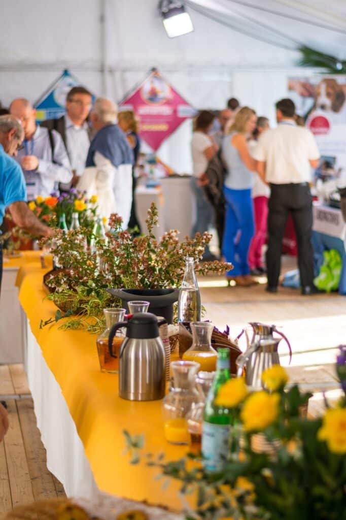 Buffet dressé pour un séminaire sous tente