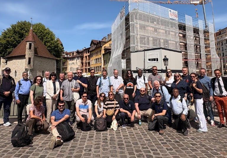 Groupe posant sur une place de village de montagne