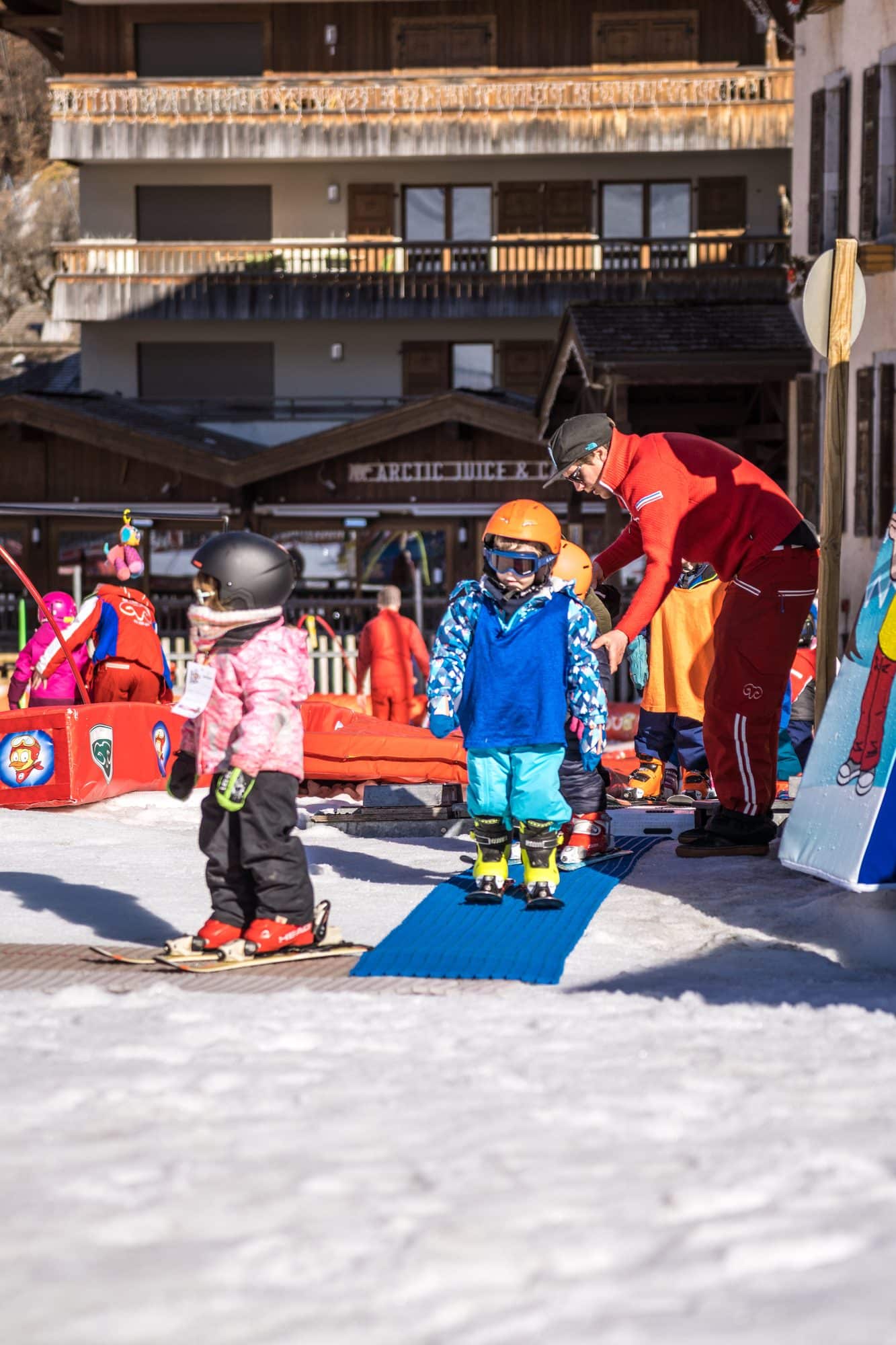 Enfants alignés pour un cours de ski